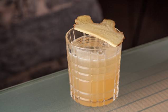 Penicillin: um dos melhores drinques da carta leva uísque, bourbon, limão-taiti, gengibre e mel