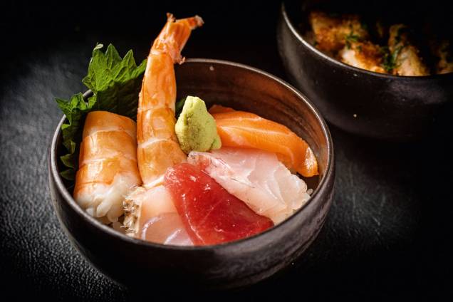 Receitas de boteco japonês: bowls como o de peixe e camarão sobre arroz