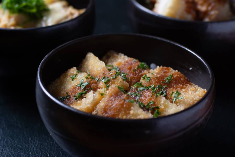 Katsudon: tigela de arroz com milanesa de copa lombo