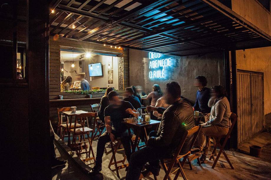 Bar na garagem: instalado em uma antiga residência, o Ümbar serve drinques em conta