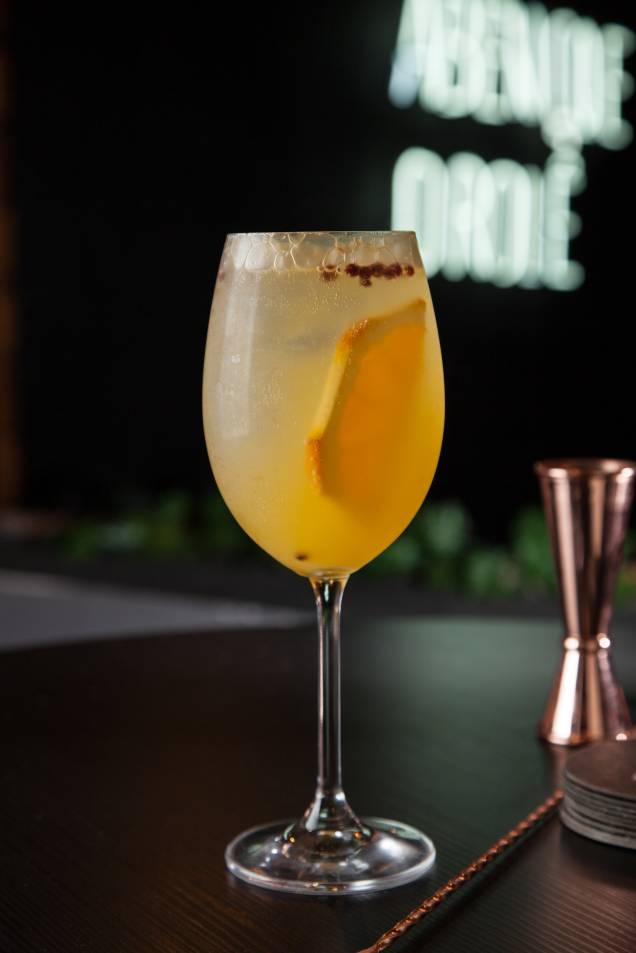G&t número 2: clássico gim-tônica com adição de soda de laranja feita na casa G&t número 2: clássico gim-tônica com adição de soda de laranja feita na casa