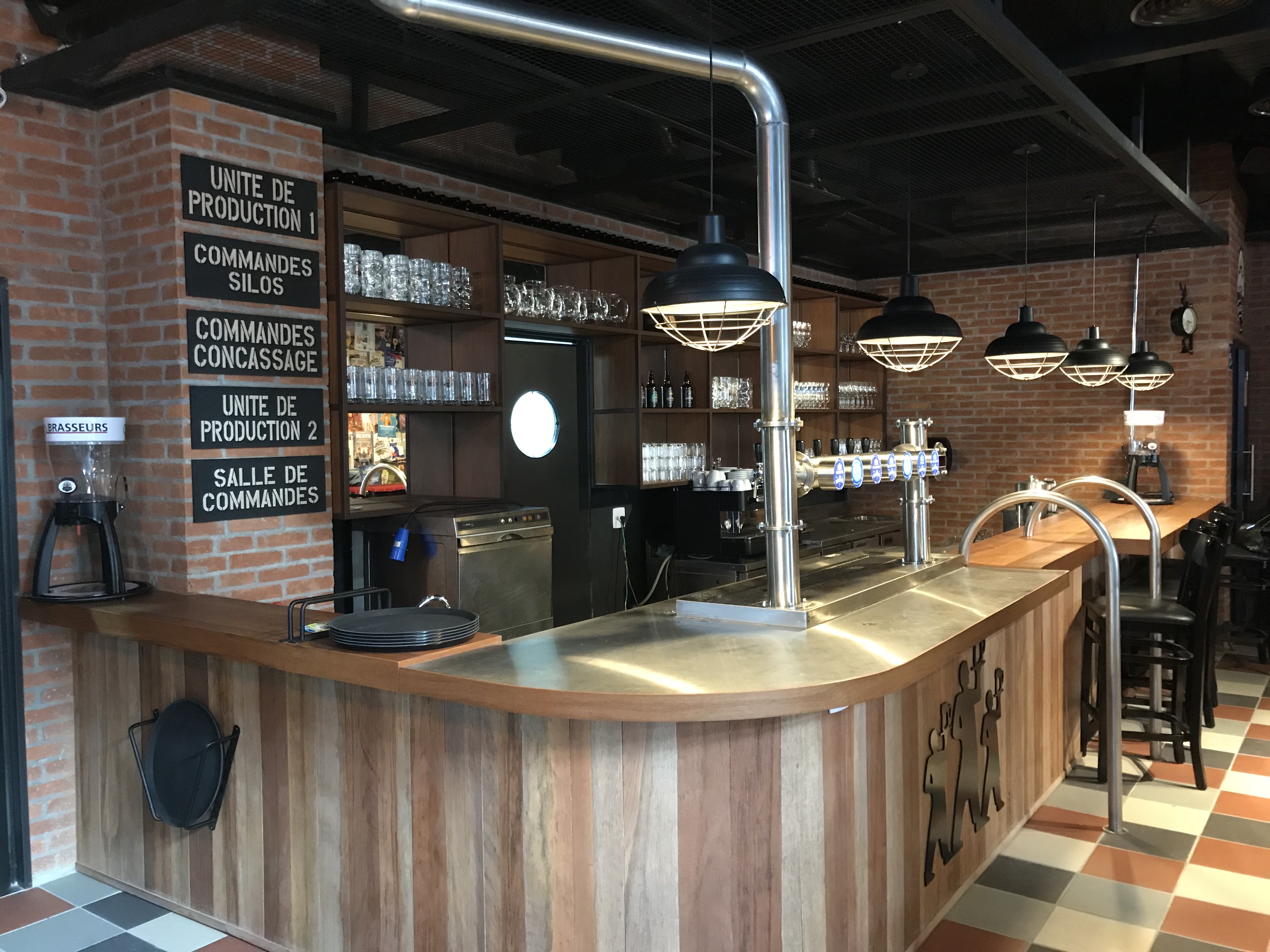 Novo bar da Rua dos Pinheiros produz chope no local  VEJA SÃO PAULO