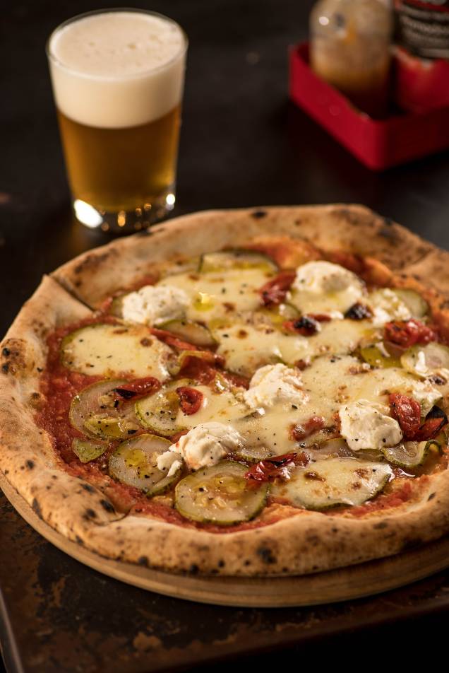 Pizza de abobrinha com queijo de cabra: disco individual ou com oito pedaços Pizza de abobrinha com queijo de cabra: disco individual ou com oito pedaços