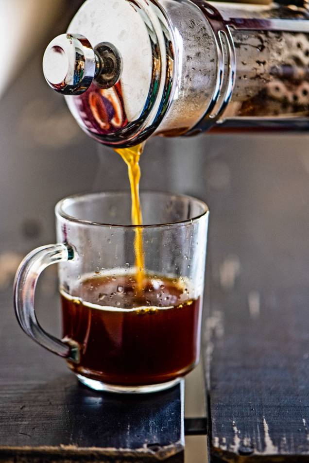 Café filtrado na prensa francesa: um dos métodos de extração Café filtrado na prensa francesa: um dos métodos de extração