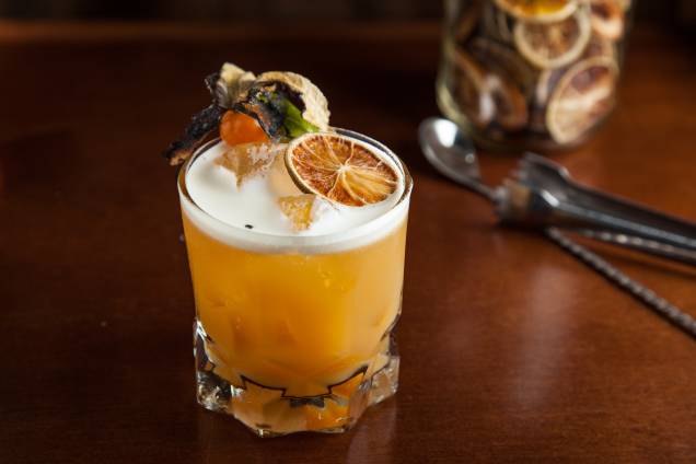 Nordestino sour: drinque de cachaça branca, laranja-baía, limão-siciliano, mel de jataí e Fernet Branca Nordestino sour: drinque de cachaça branca, laranja-baía, limão-siciliano, mel de jataí e Fernet Branca