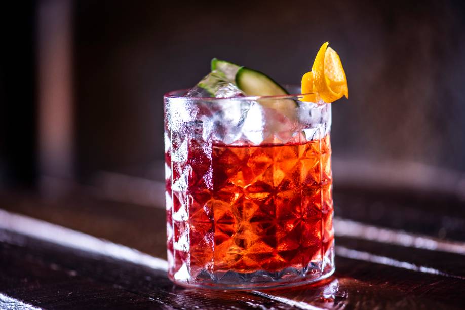 Negroni periquita: diferente do drinque clássico, leva gim, Campari e Aperol