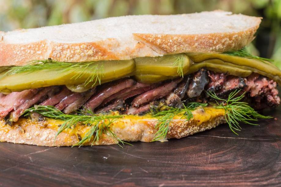 Sanduíche new york: pastrami, picles, dill e molho de mostarda