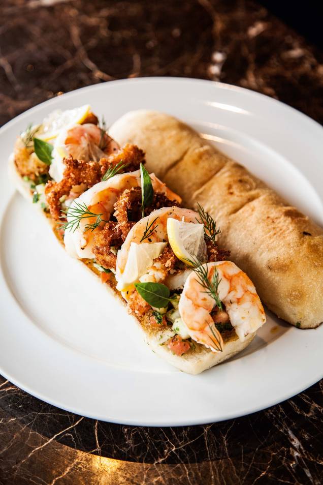 Poboy: ciabatta com lula e camarão bem crocantes ao vinagrete de maçã verde Poboy: ciabatta com lula e camarão bem crocantes ao vinagrete de maçã verde