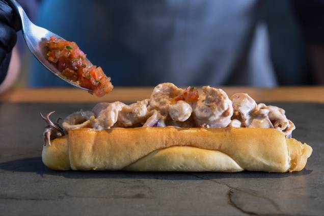 Sea roll sendo finalizado: servido frio com pico de gallo Sea roll sendo finalizado: servido frio com pico de gallo