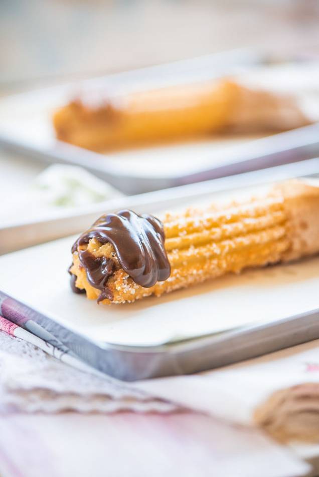 Churro tradicional: doce de leite e chocolate