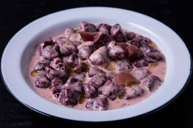 Nhoque de beterraba: com picles do mesmo vegetal, é banhado por creme de parmesão Nhoque de beterraba: com picles do mesmo vegetal, é banhado por creme de parmesão