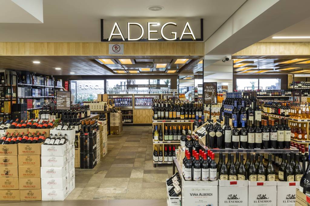Empório Santa Maria Adega de vinhos repleta de garrafas