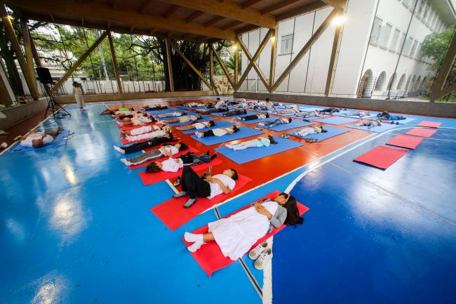 escola concept yoga crianças mindfulness