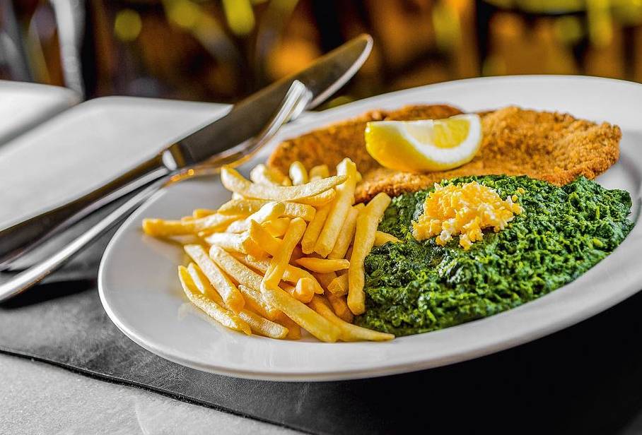 Bife à milanesa: fritas e creme de espinafre de guarnição