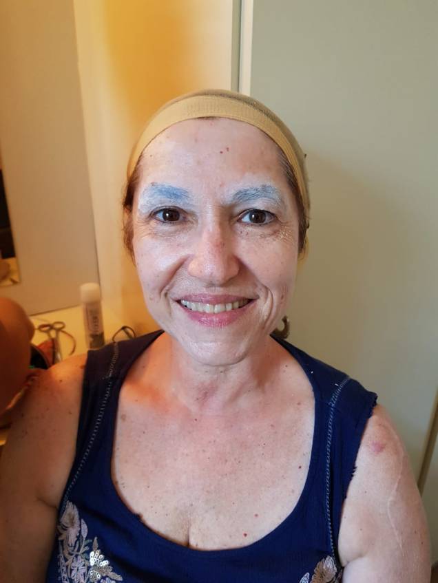 Antes da maquiagem: três horas de muita base para virar Anitta Volcano