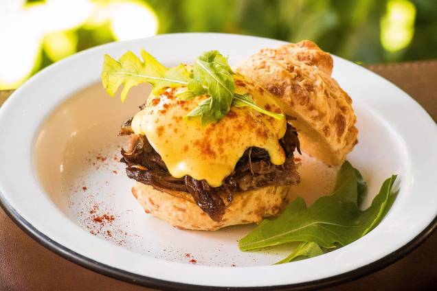 Pão de queijo: recebe porco desfiado, ovo poché e molho holandês Pão de queijo: recebe porco desfiado, ovo poché e molho holandês