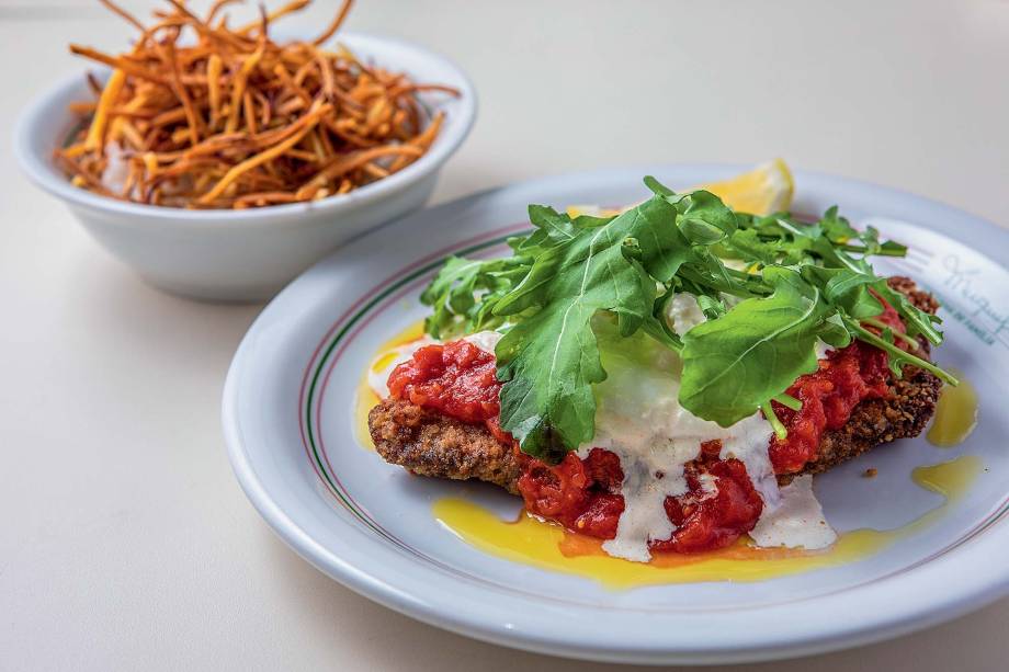 File à parmigiana com burrata , arroz e batata palha