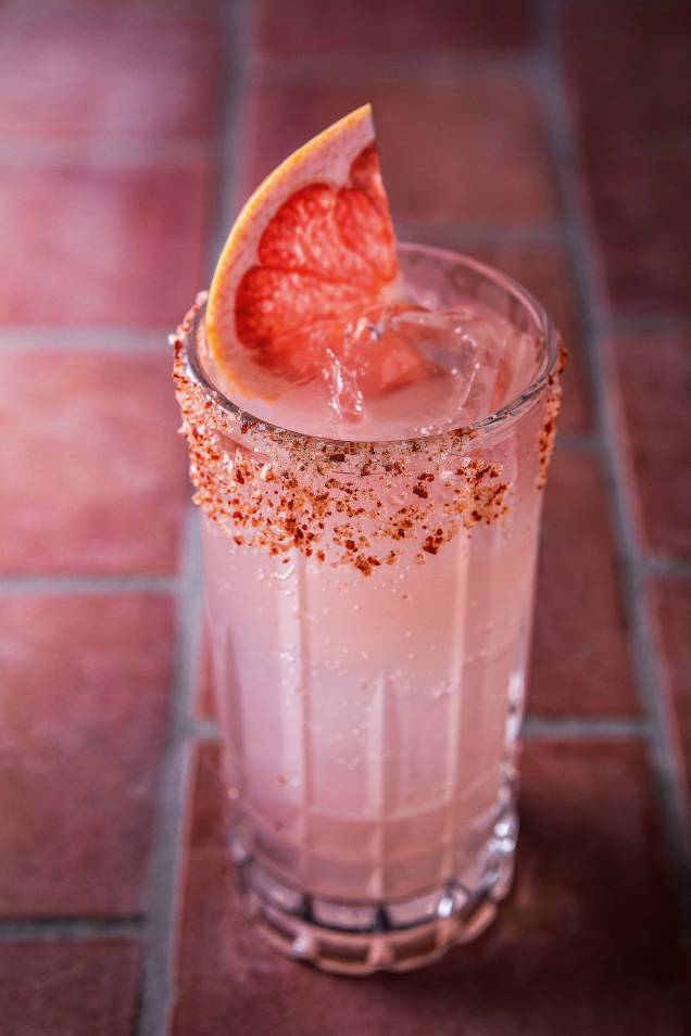 O coquetel paloma: borda com sal e pimenta O coquetel paloma: borda com sal e pimenta