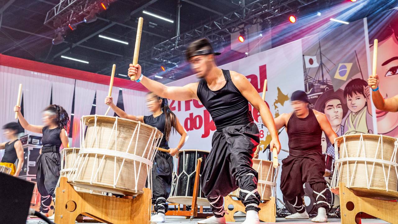 Músicos tocando tambores tradicionais japoneses