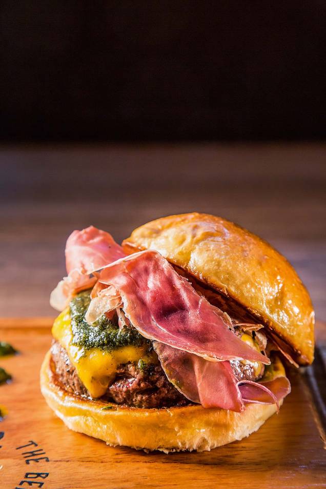 Hambúrguer com presunto tipo Parma: com molho pesto e cheddar no brioche Hambúrguer com presunto tipo Parma: com molho pesto e cheddar no brioche