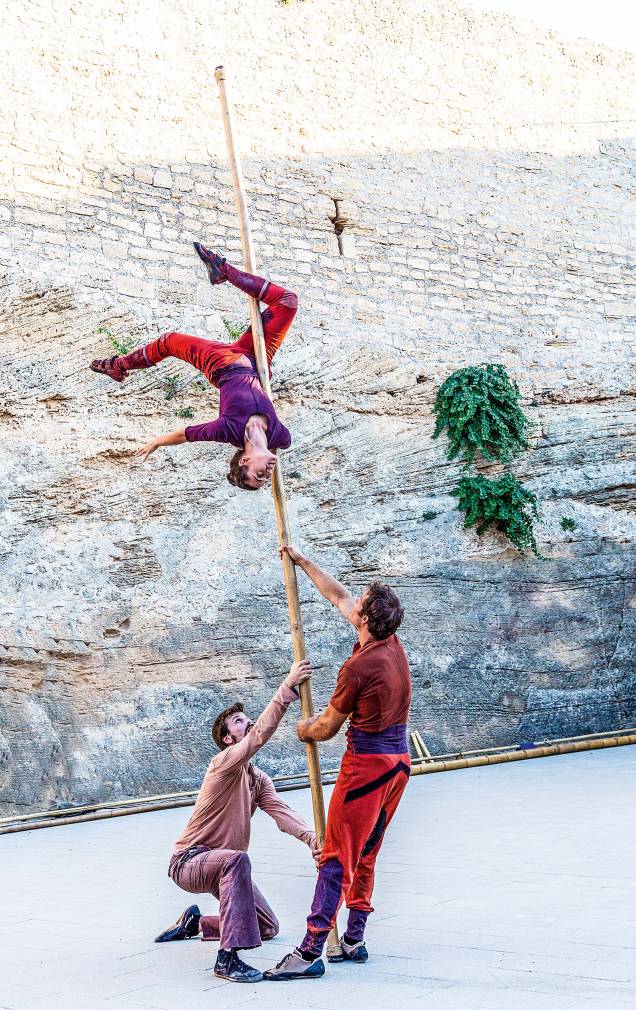 No espetáculo 'Vincles' quatro artistas exploram uma estrutura de bambu de 7 metros de altura