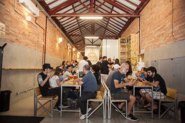 Ambiente: galpão com uma fábrica nos fundos Ambiente: galpão com uma fábrica nos fundos