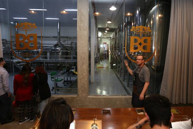 Tour explica funcionamento dos tanques onde são produzidas as cervejas Tour explica funcionamento dos tanques onde são produzidas as cervejas