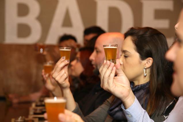 Momento de degustação dos rótulos da cervejaria Momento de degustação dos rótulos da cervejaria