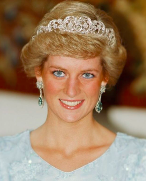 Imagem de Lady Di. Ela sorri e usa brincos e com uma tiara