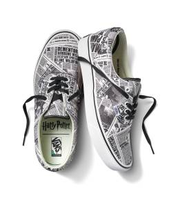 FA19_Classics_HarryPotter_VN0A3WM9V9T_COMFYCUSHERA_DAILYPROPHET_TrueWhite_R9,99