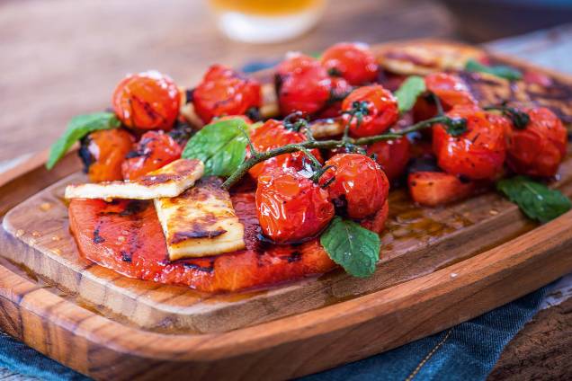Karpoúzi: melancia, queijo haloumi, tomatinhos e hortelã