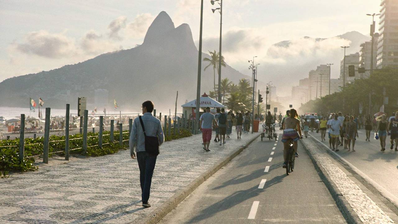 Imagem de um calcadão no Rio de Janeiro com o Pão de Açúcar ao fundo