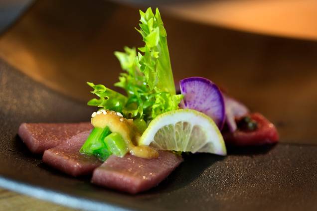 Duo de atum bluefin com missô e ameixa japonesa: prato com a assinatura do chef