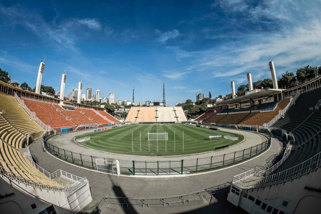 A imagem mostra o Estádio do Pacaembu vazio