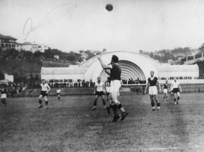 Palmeiras e Coritiba durante jogo, na inauguração do Estádio do Pacaembú.