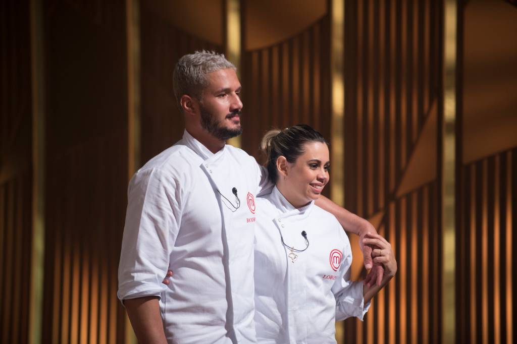 Lorena e Rodrigo disputam o troféu MasterChef neste domingo (25)
