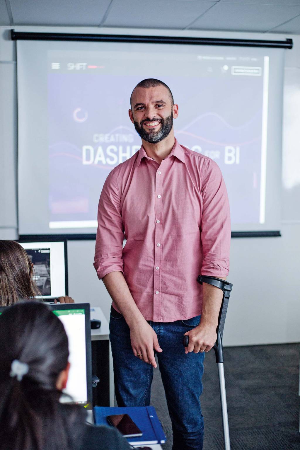 Homem branco, de barba com camiseta rosa