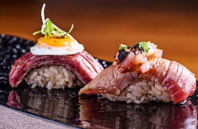 <span>Sushis de atum e de carne de wagyu: arroz escuro pelo uso de vinagre envelhecido</span>