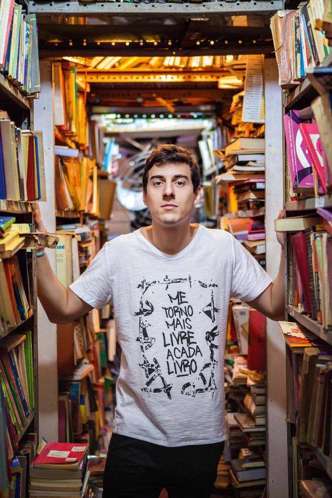 Neto do poeta Ronaldo Azeredo, rapper Fabio Brazza lança livro