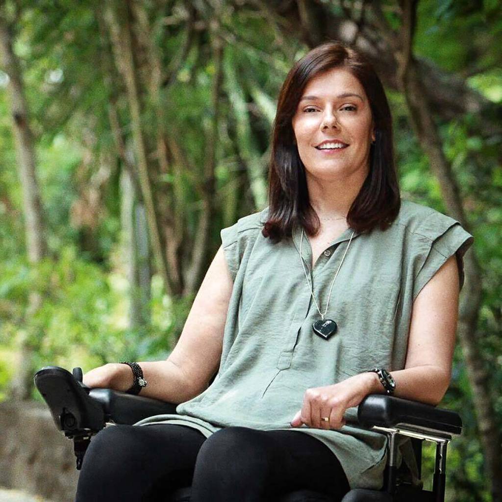 Flavia Cintra Mulher, Cadeirante de camiseta verde e cabelos escuros