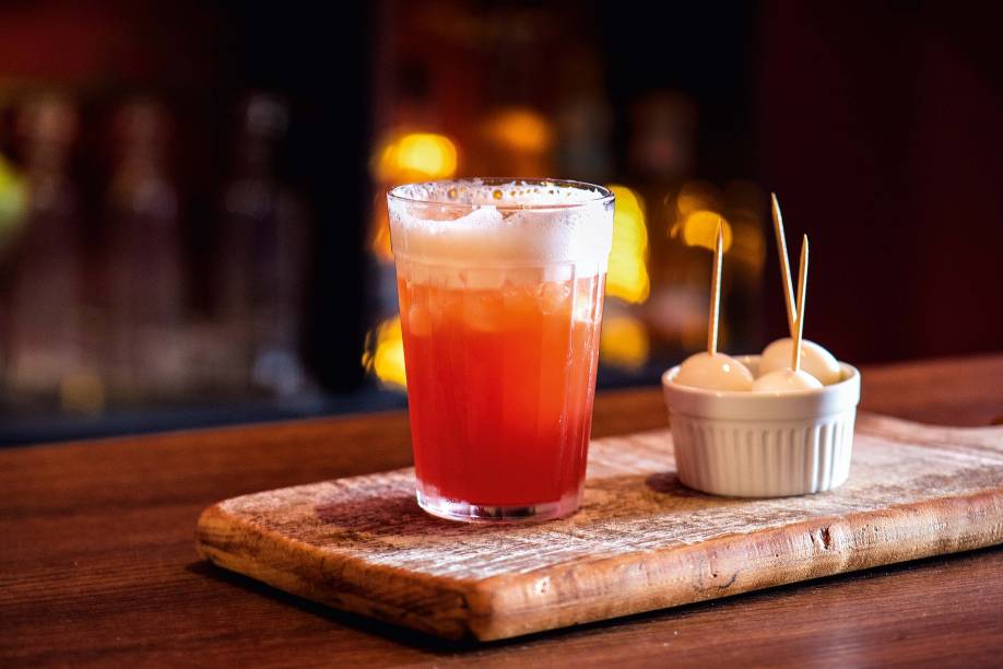 Botecos brasileiros: drinque leva<span> cachaça, Campari, Cynar, limão-taiti e pimenta- do-reino</span>