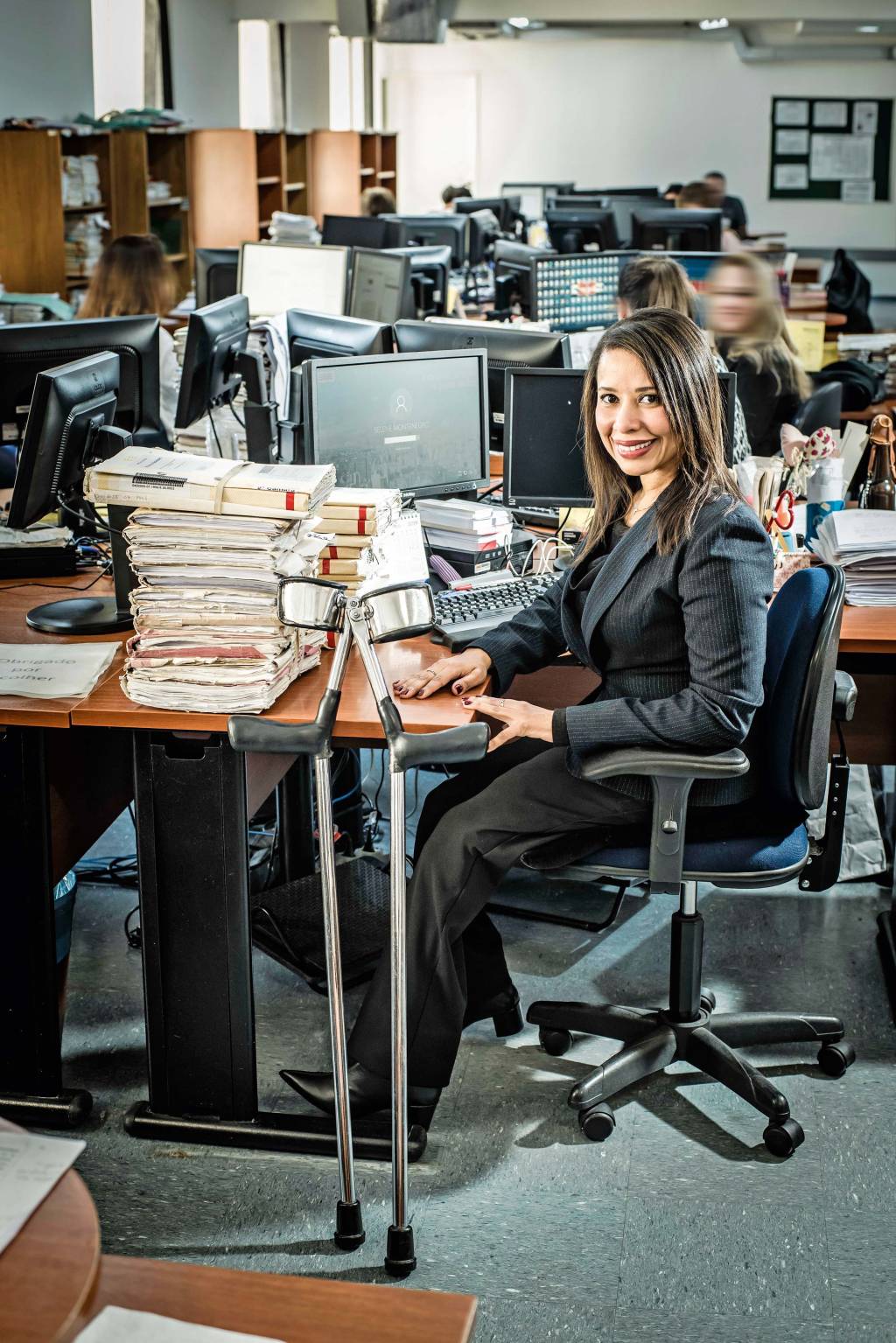 Renata Kaliane Mulher portadora de deficiência , trabalhando na sua mesa do escritório