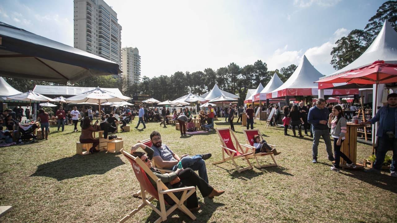 Imagens mostra público visitando diversas tendas em uma edição do evento anterior à pandemia