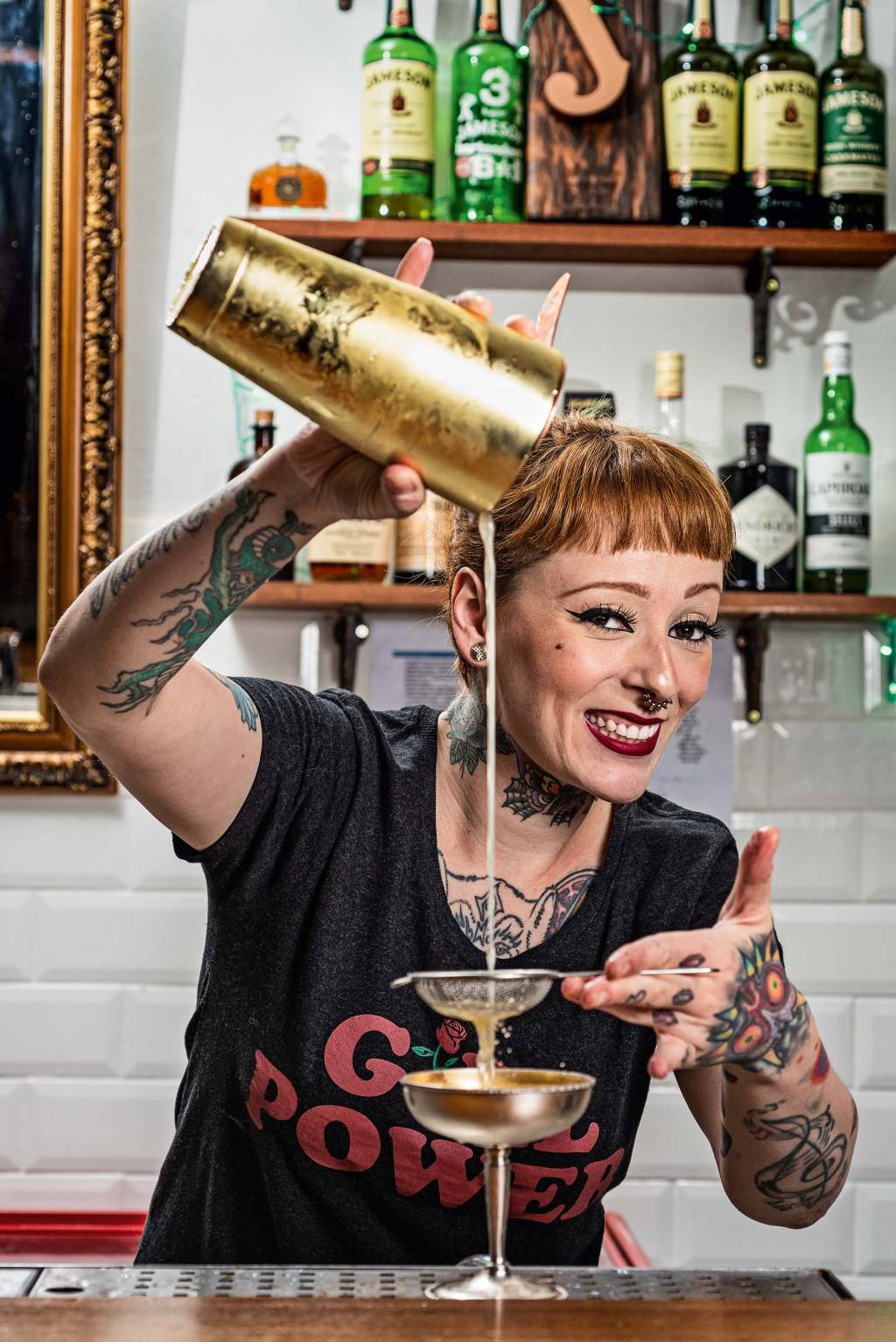 A bartender, Stephanie Marinkovic, coando um coquetel