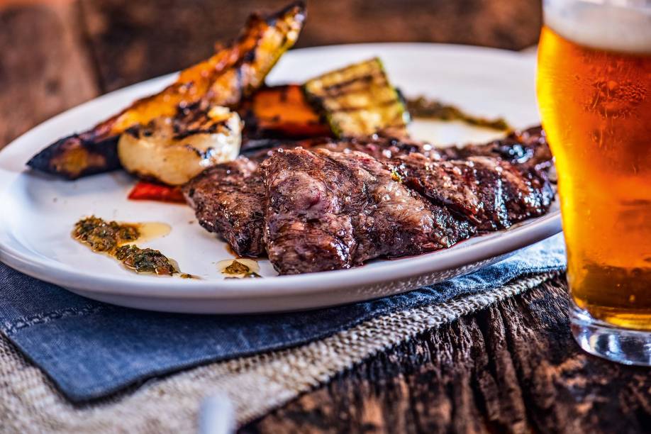 O corte entraña com legumes na brasa: boa companhia para a cerveja