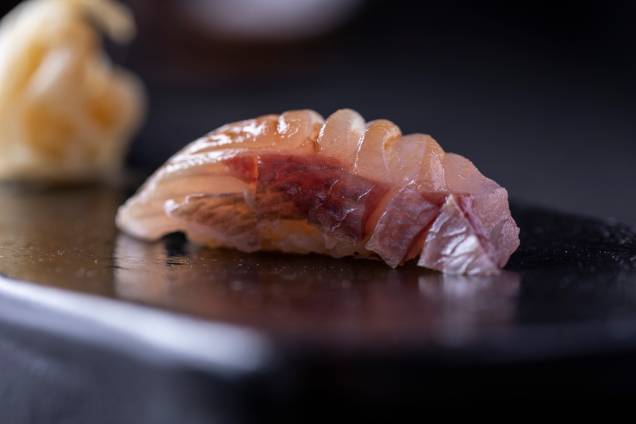 <span>Sushi de pargo: servido sobre arroz japonês morninho</span>