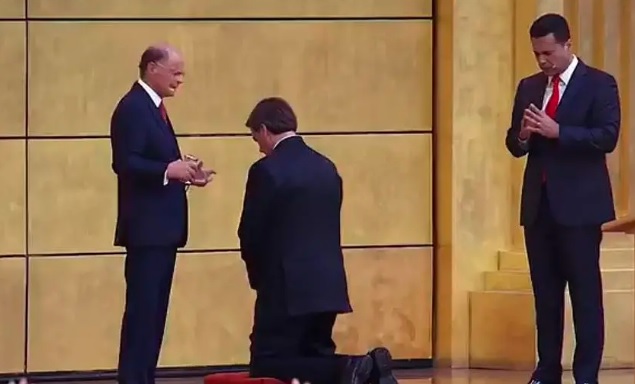 Edir Macedo unge Bolsonaro e diz que presidente “vai arrebentar”