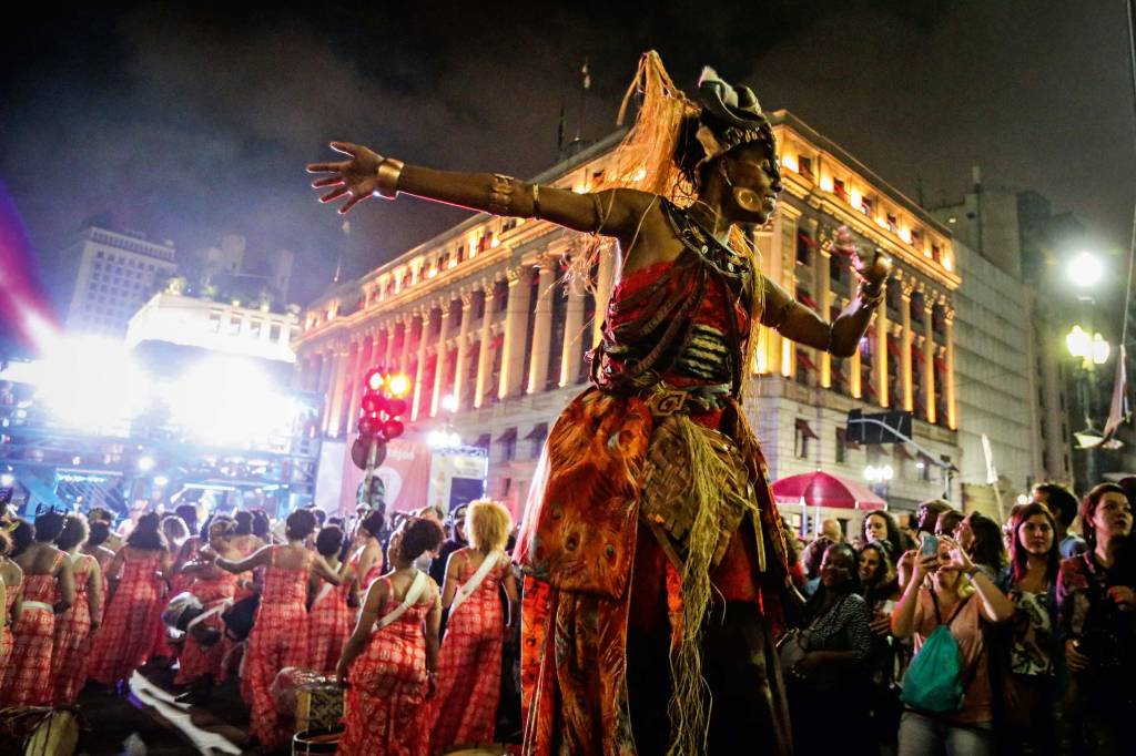 Virada Cultural 2019 Imagem mostra multidão na rua