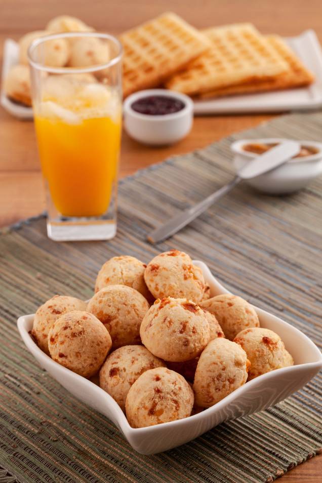 Pães de queijo: queijo de minas da Serra do Salitre e parmesão Pães de queijo: queijo de minas da Serra do Salitre e parmesão