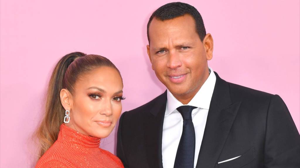 Jennifer Lopez posta fotos de seu noivado e anuncia quarto casamento